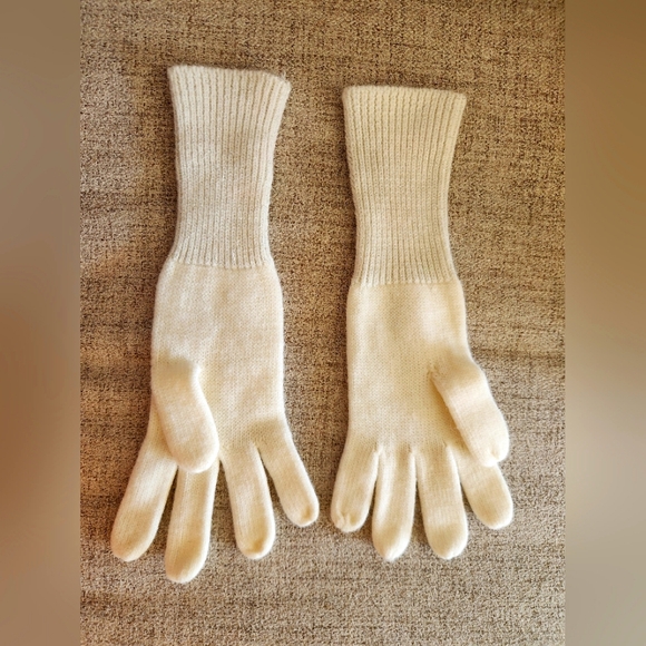 Cuffed cream gloves with silver accent - Picture 3 of 3